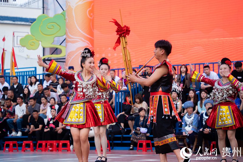 4 賽前進行的民族歌舞展演。人民網記者 涂敏 攝