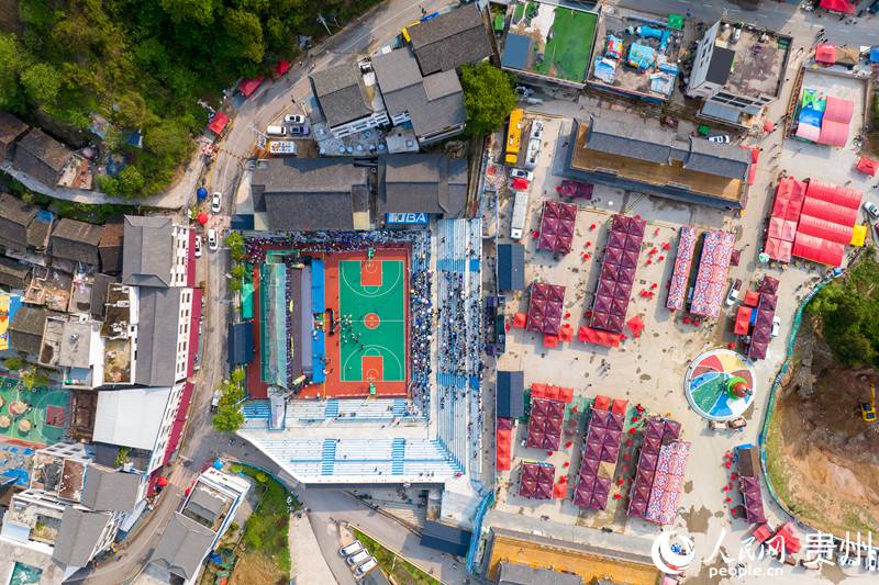 2 航拍臺盤村“村BA”籃球場。人民網記者 涂敏 攝