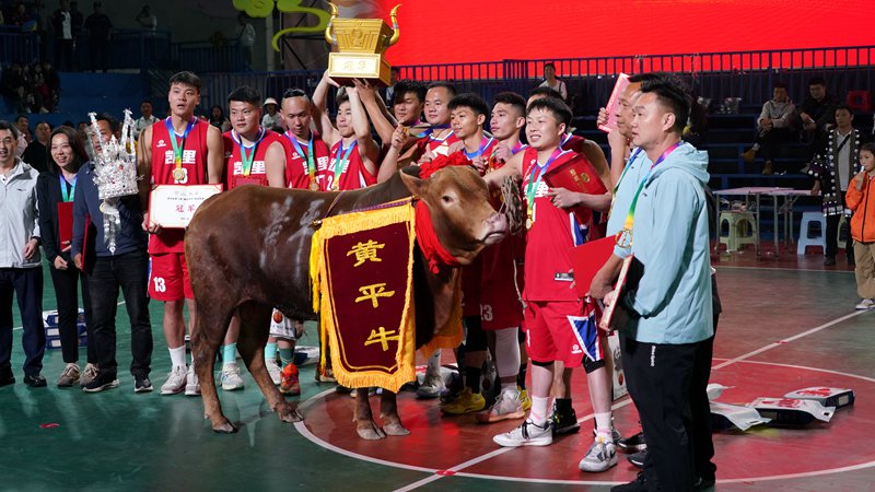 “村BA”冠軍獎品黃平牛不簡單。