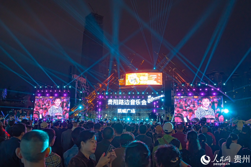 貴陽路邊音樂會全新升級唱響“五一”。人民網 陽茜攝