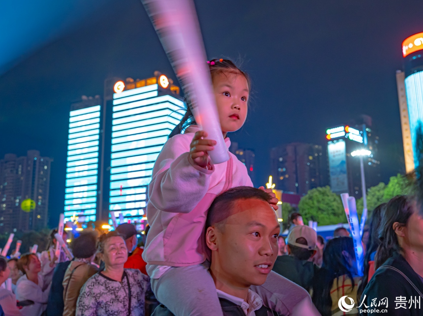 貴陽路邊音樂會全新升級唱響“五一”。人民網 陽茜攝