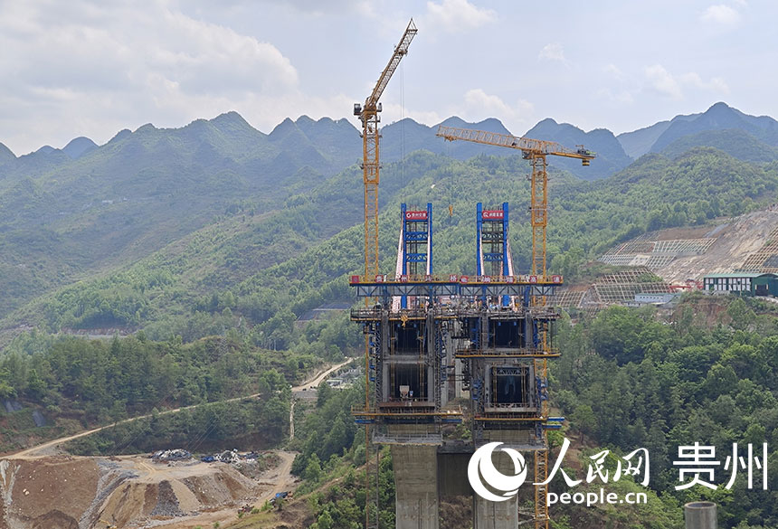 建設中的六枝特大橋。人民網 龍章鈺攝