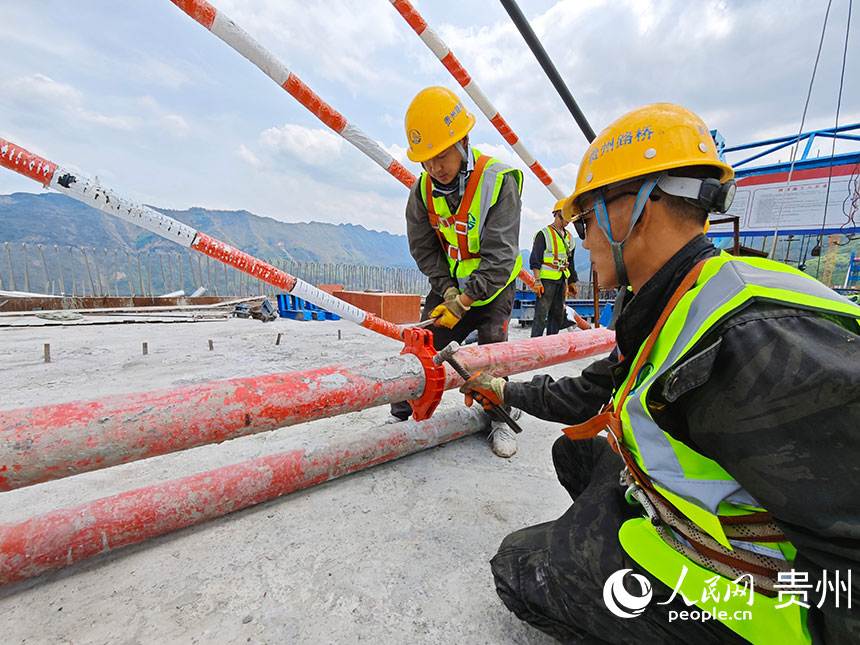 工人們在施工作業。人民網 龍章榆攝