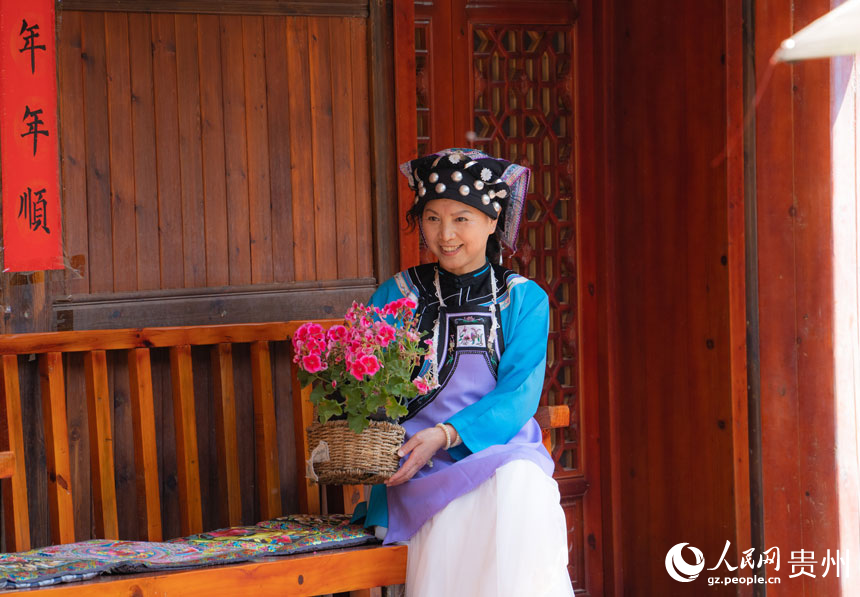 游客身穿民族服飾拍照打卡。人民網 陽茜攝