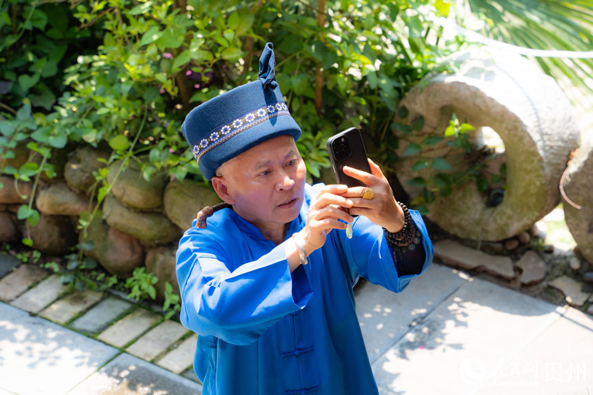 游客身穿民族服飾拍照打卡。人民網 陽茜攝