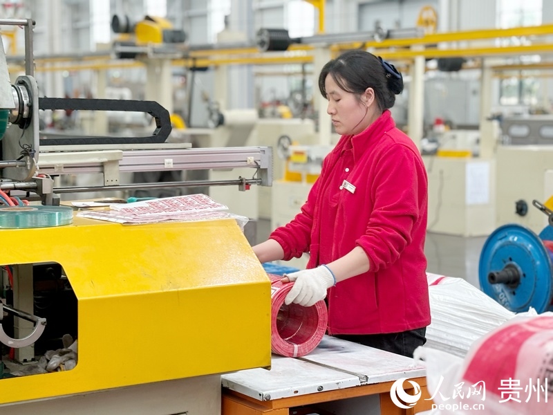 電纜車間內工人正在包裝成品。人民網記者 高華攝