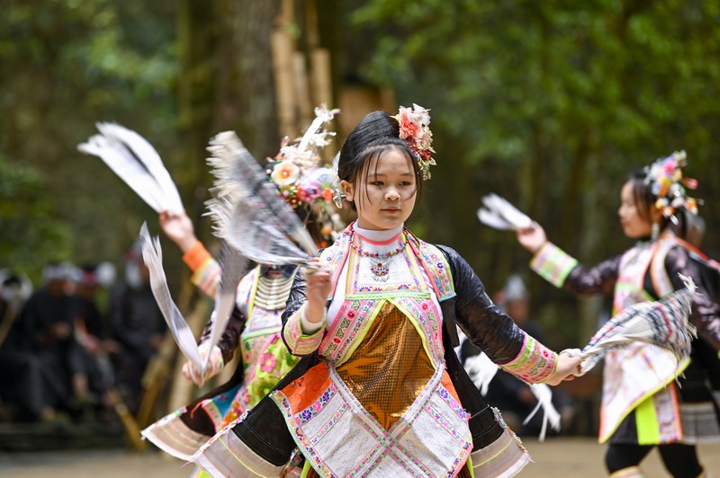 2024年5月1日，村民在貴州省從江縣丙妹鎮岜沙苗寨景區表演。