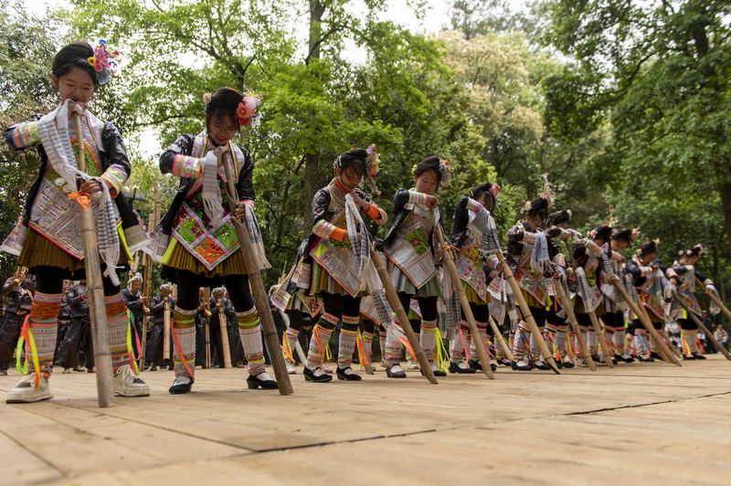 2024年5月1日，村民在貴州省從江縣丙妹鎮岜沙苗寨景區表演。