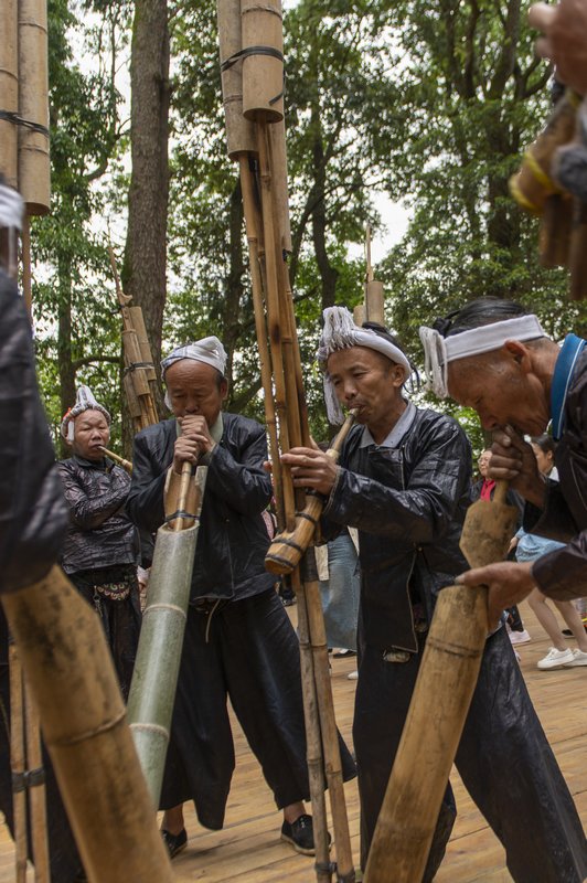 2024年5月1日，村民在貴州省從江縣丙妹鎮岜沙苗寨景區表演。