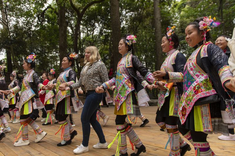2024年5月1日，游客與村民在貴州省從江縣丙妹鎮岜沙苗寨景區一起跳蘆笙團結舞。