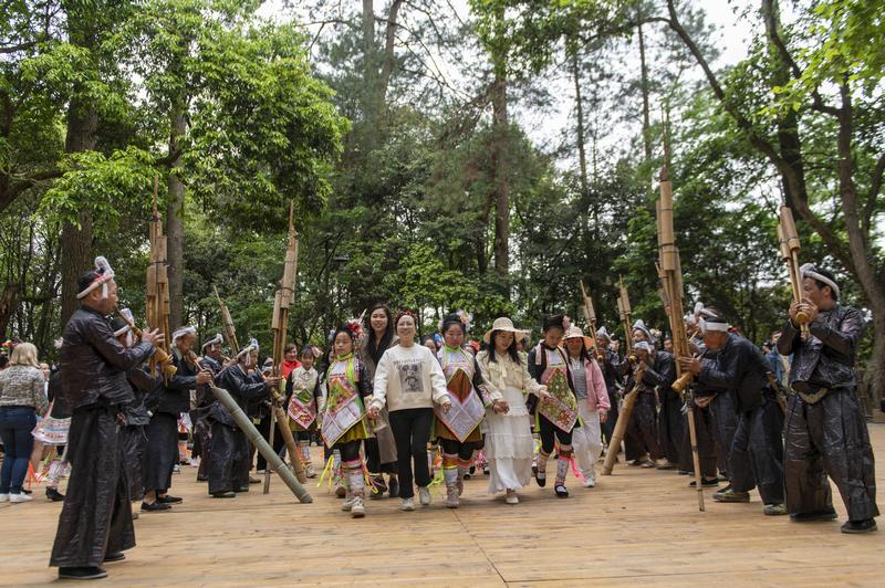 2024年5月1日，游客與村民在貴州省從江縣丙妹鎮岜沙苗寨景區一起跳蘆笙團結舞。