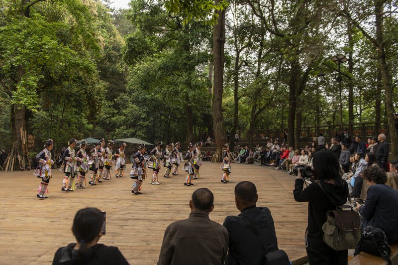 2024年5月1日，游客在貴州省從江縣丙妹鎮岜沙苗寨景區觀看表演。