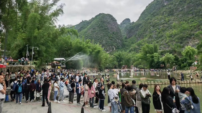“五一”小長假第一天羅甸縣大小井風景名勝區游人如織.jpg
