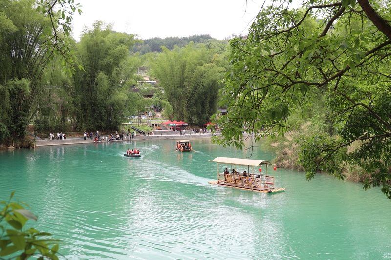 游客乘坐竹筏游覽自然風光。