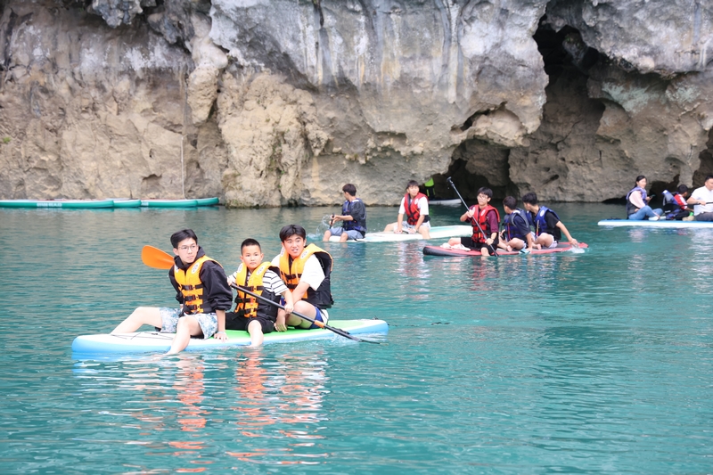 游客體驗槳板。