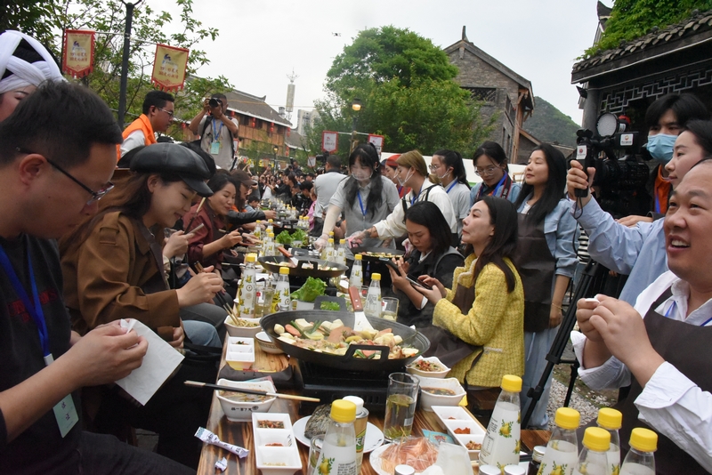 六盤水市烙鍋長桌宴。