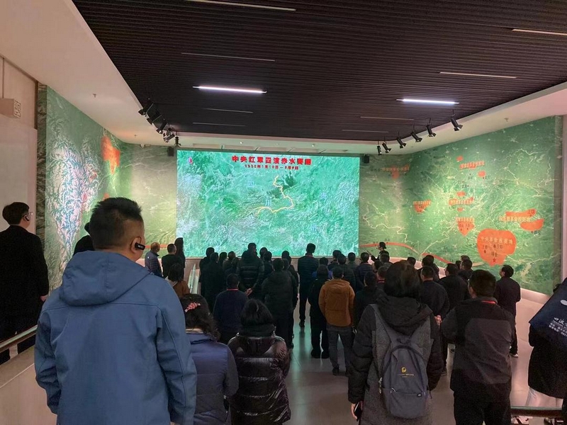 四渡赤水紀念館參觀游客“爆滿”。