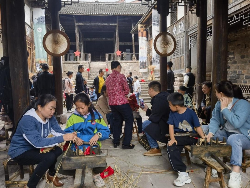 游客體驗“打草鞋”。
