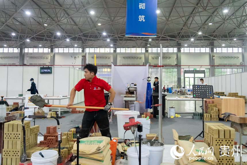 第二屆全國鄉村振興職業技能大賽砌筑賽項現場。人民網記者 涂敏攝