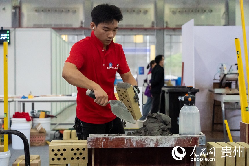 第二屆全國鄉村振興職業技能大賽砌筑賽項現場。人民網記者 涂敏攝