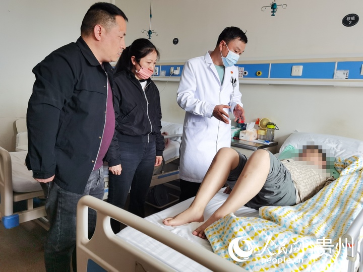 術后恢復期，牛玉林指導小陳開展力所能及的自我鍛煉。人民網記者 王秀芳攝