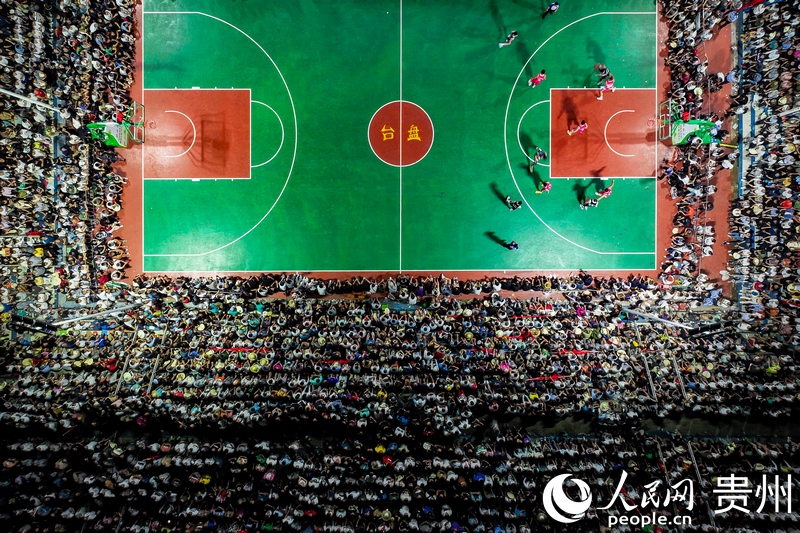 圖5 航拍貴州臺江縣臺盤“村BA”現場。人民網記者 涂敏 攝