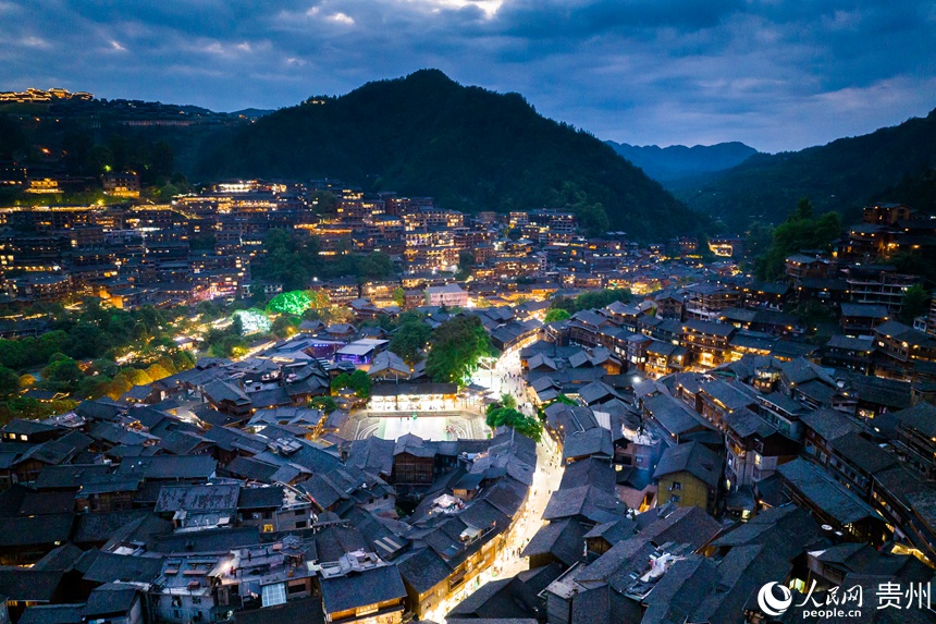 夜幕下的西江苗寨。人民網記者 涂敏攝