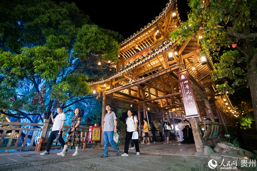 游客在西江苗寨內游覽。人民網記者 涂敏攝