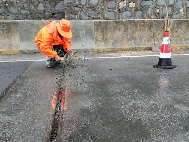 清理橋面伸縮縫。