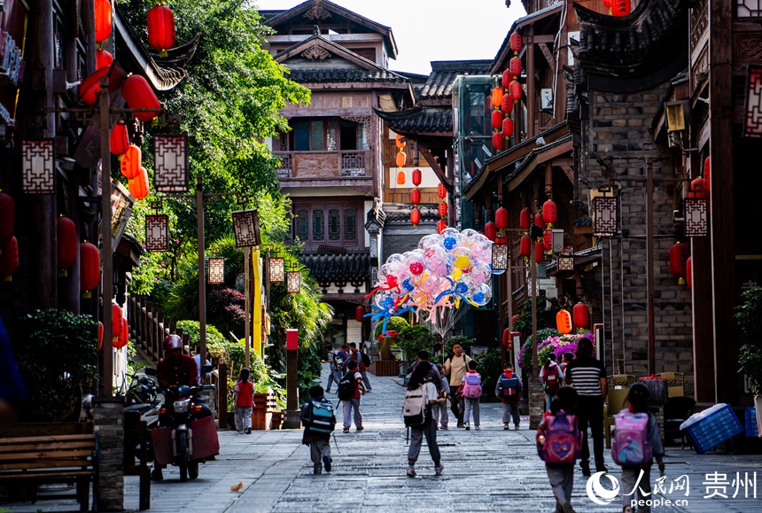 青石板路與古街兩旁的醬酒坊交相呼應。人民網 陽茜攝