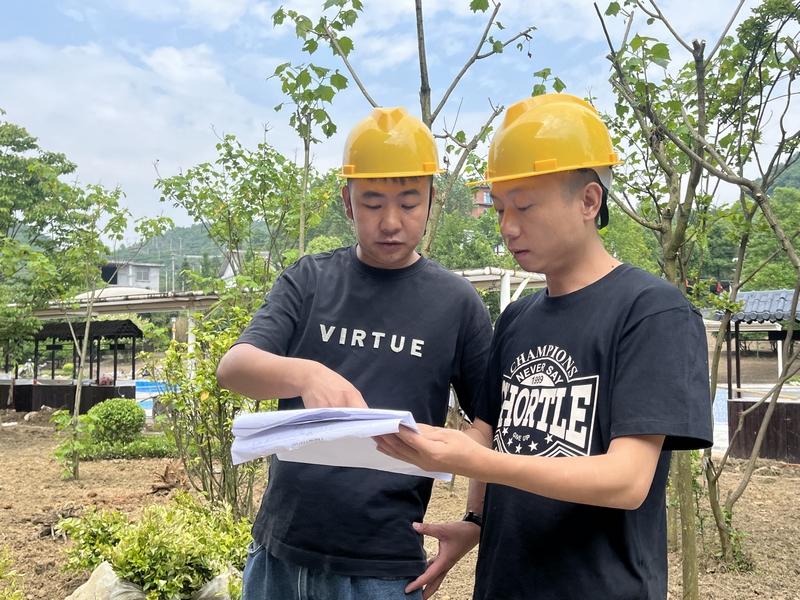 2、塵外遖山施工方正在查看施工情況。