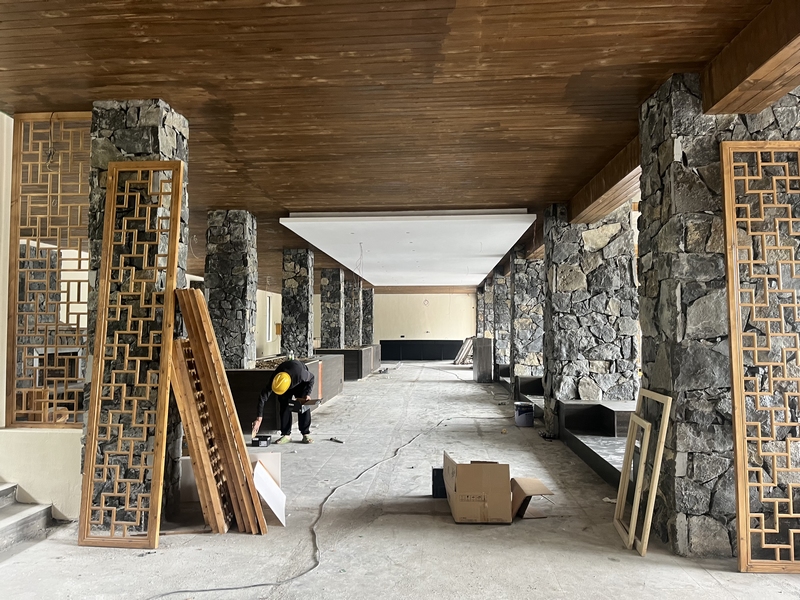 4、塵外遖山民宿內部施工。