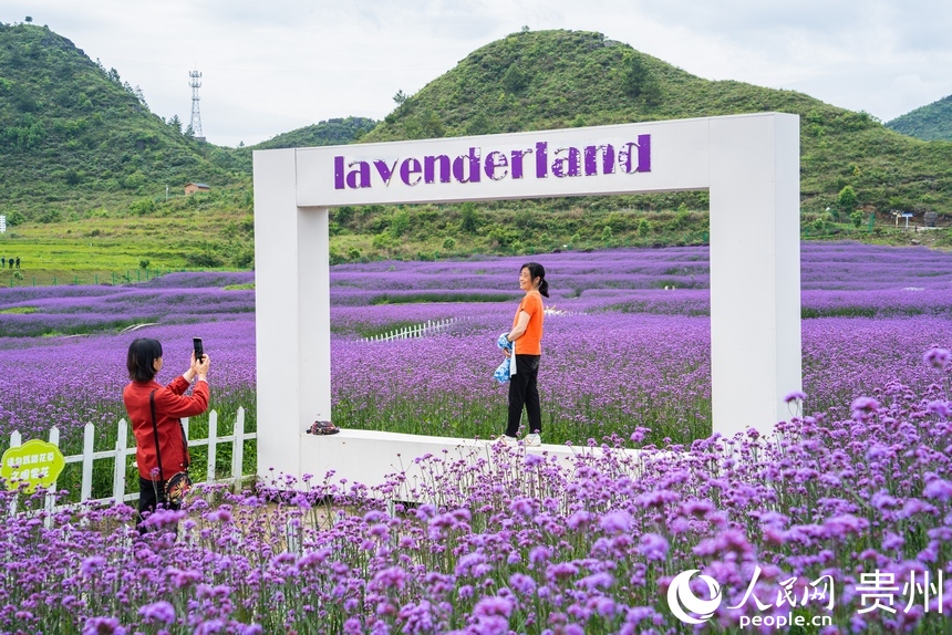 為方便游客打卡，景區打造了裝飾相框。人民網 陽茜攝