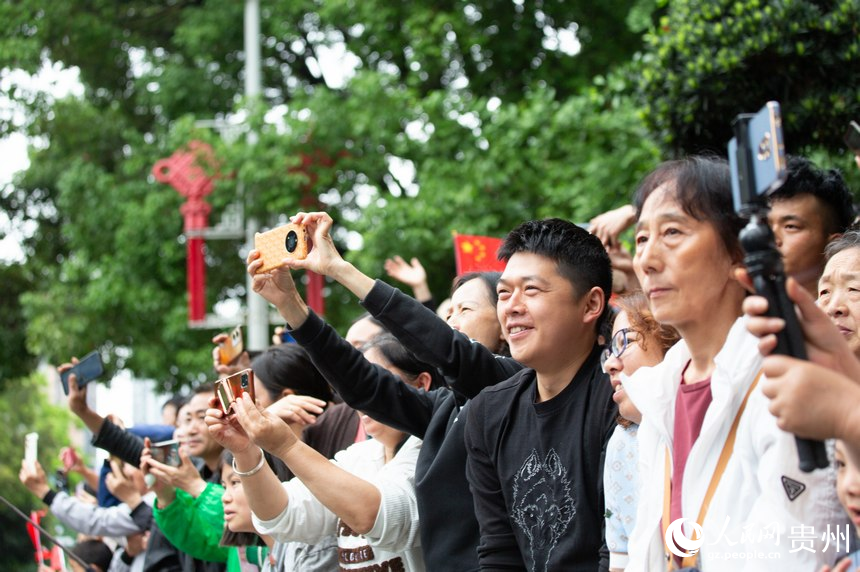 市民紛紛舉起手機記錄此次巡游。人民網記者 高華攝