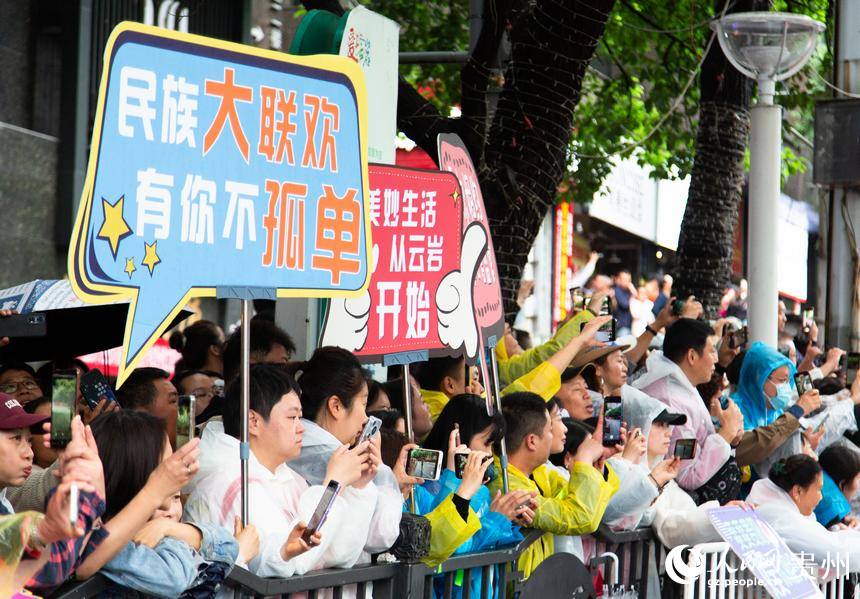 市民站在街道兩旁歡迎巡游隊伍。人民網記者 高華攝