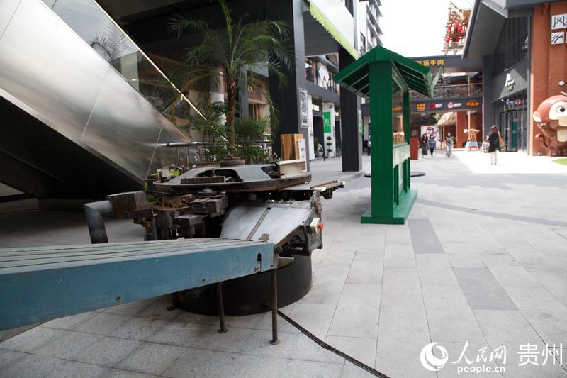 圖4 街區擺放的老印刷設備。人民網 龍章榆 攝