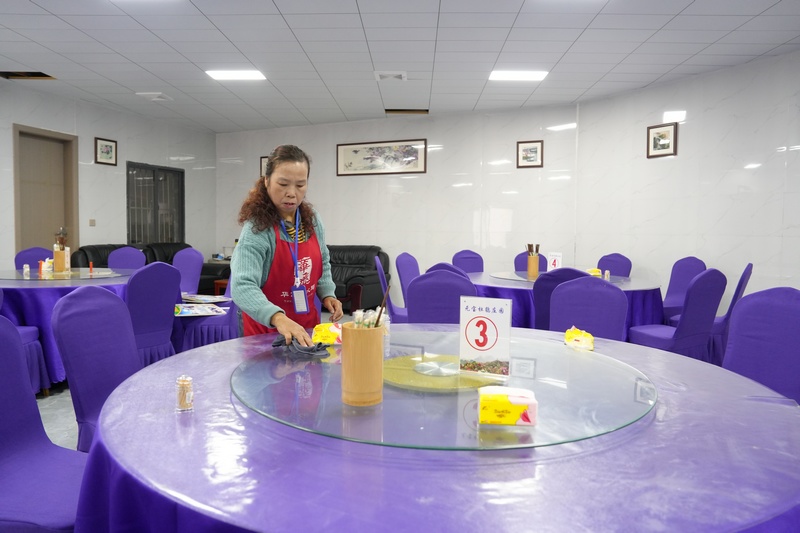 當地村民在杜鵑元寶莊園就近務工正忙著打掃餐廳迎接避暑游客。趙剛攝