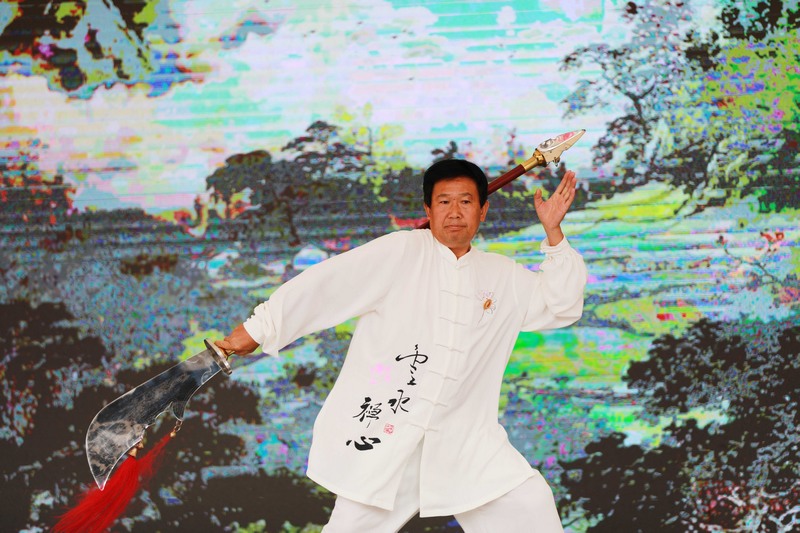 黔西市太極拳協會攜手黔西市老年大學組織老年人在該市金街廣場進行太極拳表演。