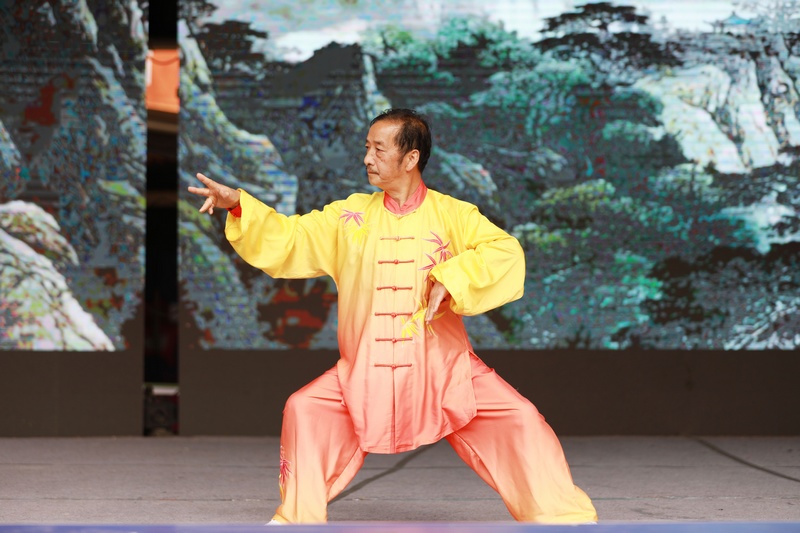 黔西市太極拳協會攜手黔西市老年大學組織老年人在該市金街廣場進行太極拳表演。