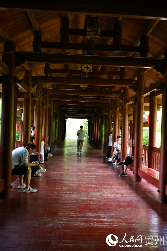 市民、游客在公園里休憩。人民網 潘佳倩攝