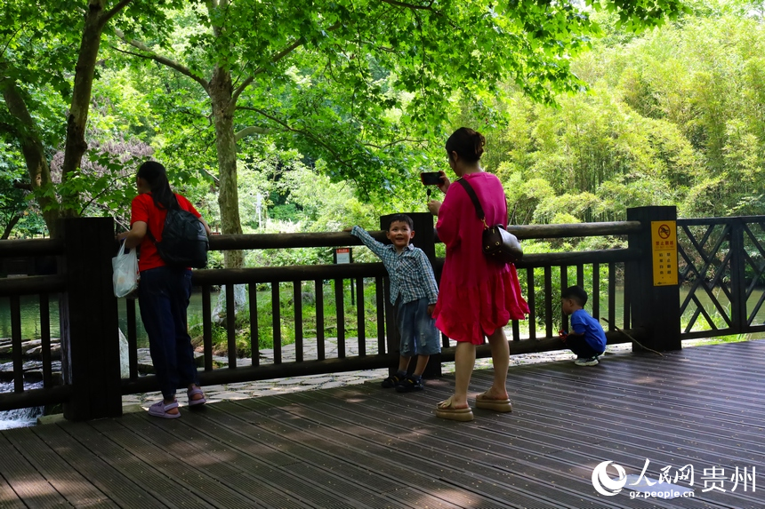 市民、游客在公園里游玩、拍照。人民網 潘佳倩攝