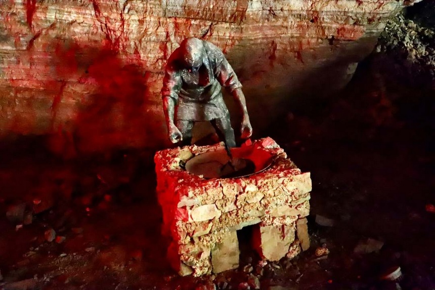 圖為礦洞內部展示的礦工工作場景雕像。顧蘭云攝