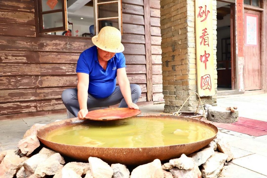 圖為淘洗礦石,提取朱砂。顧蘭云攝