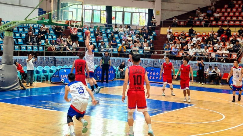 各參賽隊伍在賽場上奮力拼搏，展現出高超的競技水平和團隊協作精神 修文縣融媒體中心郭振東 攝