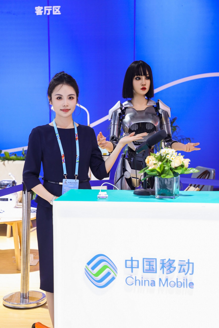 圖為“小柒”(后)初次登場，將與專業講解們一起為四海賓朋服務。