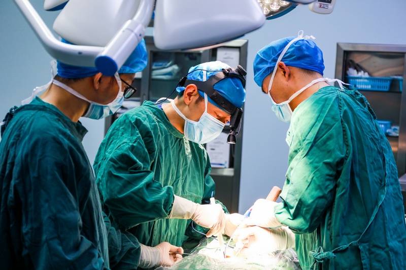 _張駿為患者行微創經椎間孔腰椎間融合術。浙畢醫院供圖