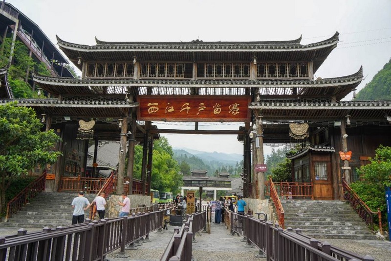 西江千戶苗寨大門。姚晶權攝