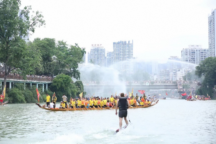 “龍舟游江”活動現場。申逸愷、李銘亨攝