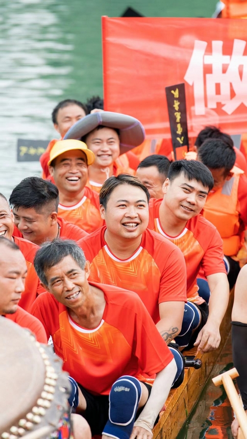 “龍舟游江”活動現場。申逸愷、李銘亨攝
