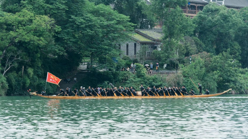 “龍舟游江”活動現場。申逸愷、李銘亨攝